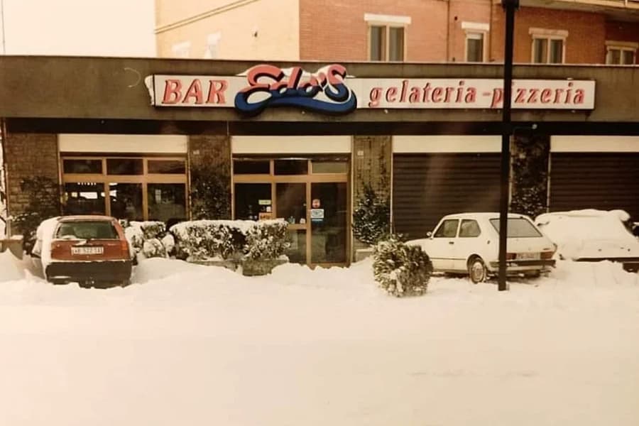 La facciata storica del Bar Mariani in una fotografia d'archivio del 1997