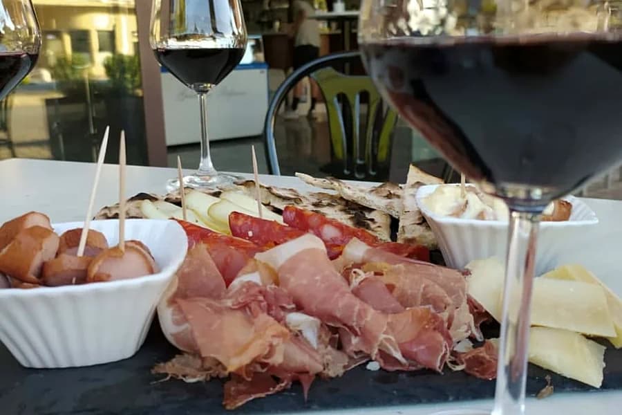 Tagliere e calici preparati per l'aperitivo