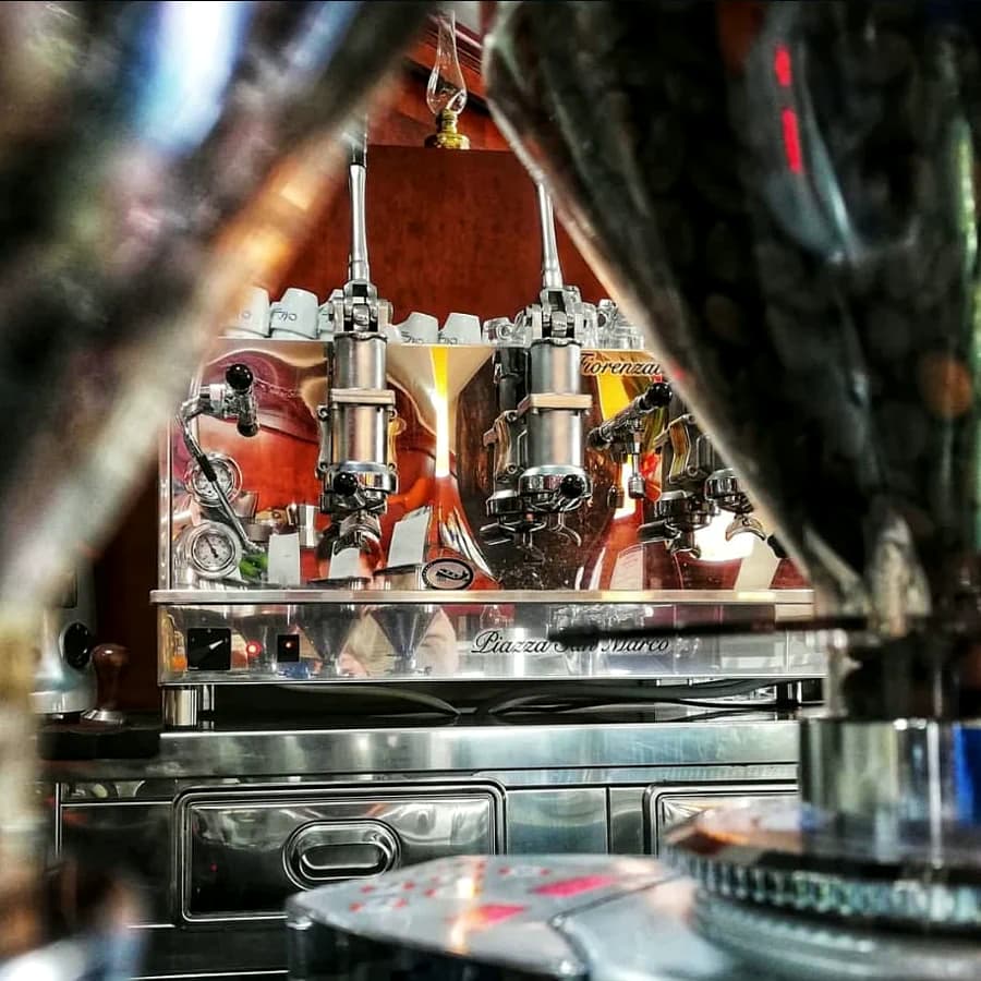 La macchina da espresso sul bancone del Bar Mariani