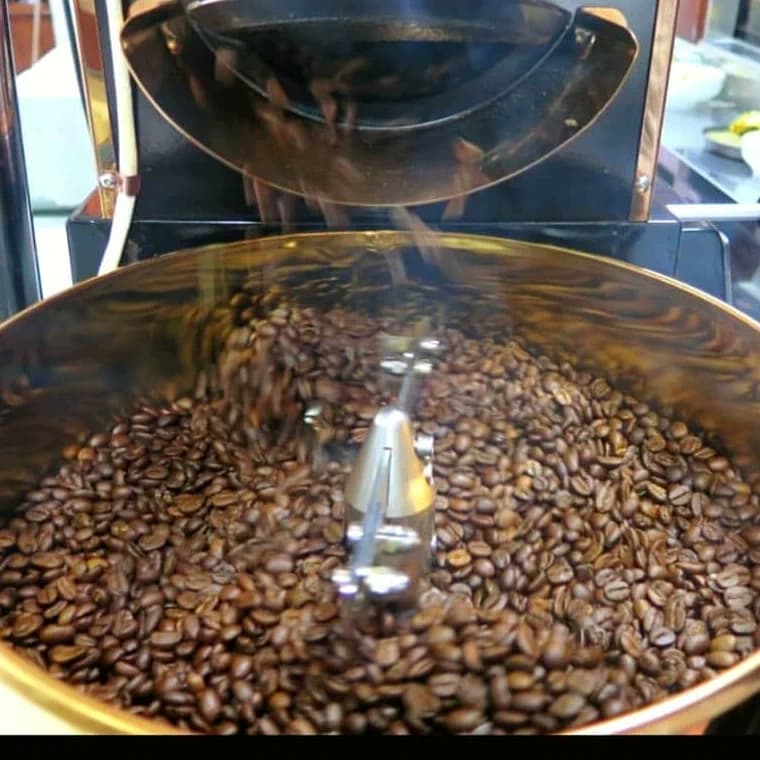 Chicchi di caffè nella tostatrice del Bar Mariani